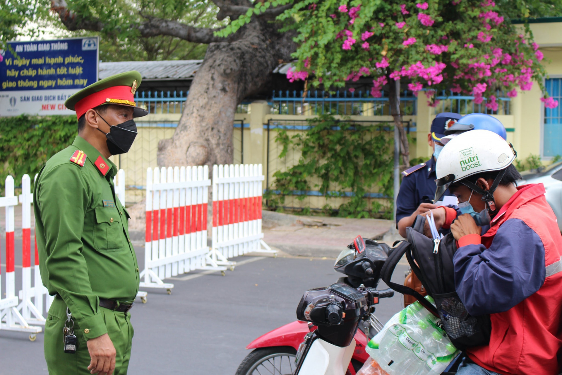 Chốt kiểm soát trước cổng Trường THCS Thái Nguyên ...