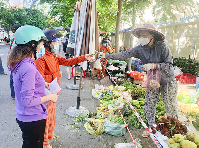 Người dân phường Xương Huân đi chợ mua thực phẩm ở chợ  