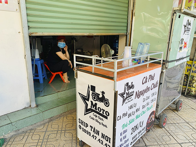 Một quán cà phê  đường Tô Hiến Thành, Nha Trang mở cửa bán cho khách mang về. 