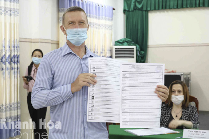 Niềm vui của một cử tri sau khi được nhận lá phiếu bầu đại biểu Duma quốc gia Nga.