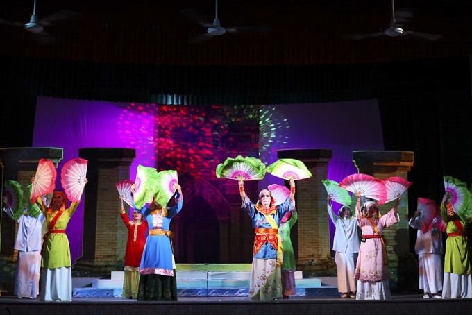 Nghệ sĩ của Nhà hát Nghệ thuật truyền thống tỉnh biểu diễn vở Huyền thoại Mẹ xứ sở.  (Ảnh minh họa chụp vào tháng 4-2021)