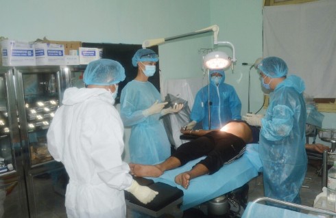 Các y, bác sĩ tiến hành phẫu thuật cho bệnh nhân Hùng.