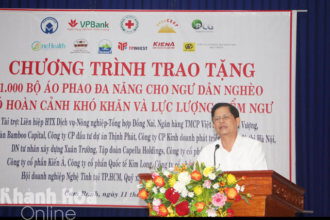 Ông Nguyễn Tấn Tuân thông tin sơ bộ cho ngư dân biết về tình hình dịch bệnh và các phương án chống dịch của tỉnh.
