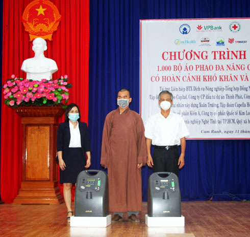 Chùa Nghĩa Đạo (phường Vĩnh Hải, TP. Nha Trang) tặng 2 máy thở cho Bệnh viện Đa khoa khu vực TP. Cam Ranh.