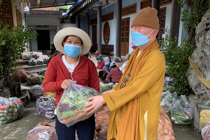 Tặng rau củ quả cho người dân trên địa bàn xã Vĩnh Lương, Tp. Nha Trang.