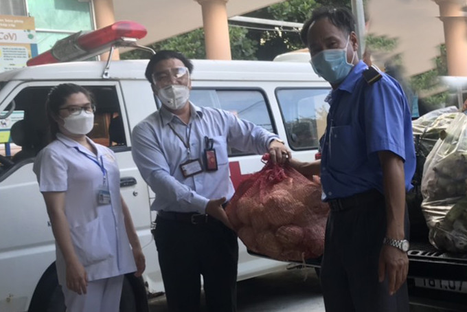 Trao quà cho Bệnh viện Y học Cổ truyền và Phục hồi chức năng tỉnh Khánh Hòa.