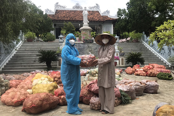 Trao rau củ quả cho 2 cơ sở Tăng và Ni Trường Trung cấp Phật học Khánh Hoà.