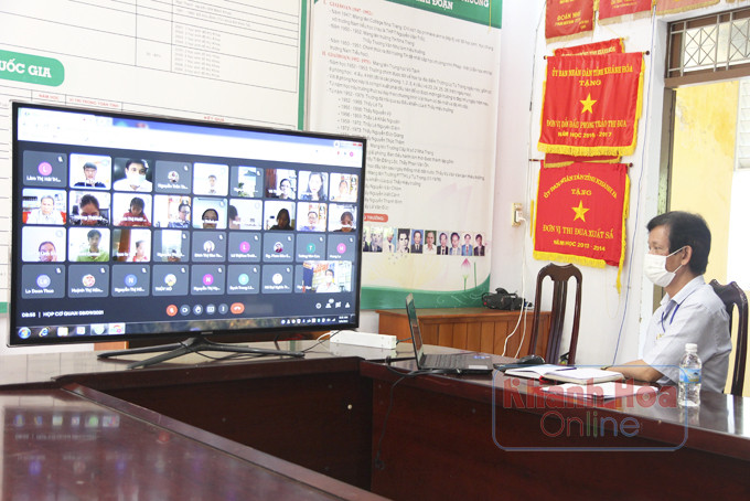Thầy Hiệu trưởng Trịnh Minh Trình theo dõi buổi tập huấn dạy trực tuyến. 