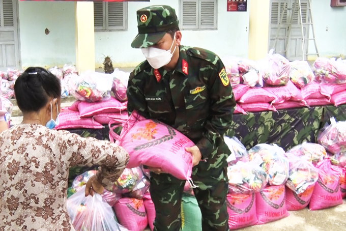 Diên Khánh: Trao hơn 100 suất quà cho người dân xã Diên Lạc