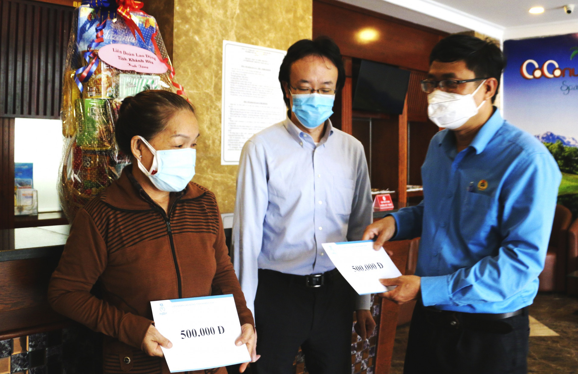 Lãnh đạo Liên đoàn Lao động tỉnh trao hỗ trợ  cho người lao động Công ty TNHH Việt Nhật.