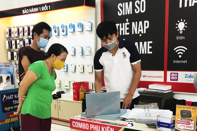 Nhân viên một cửa hàng trên địa bàn TP. Nha Trang tư vấn máy tính xách tay cho khách. 
