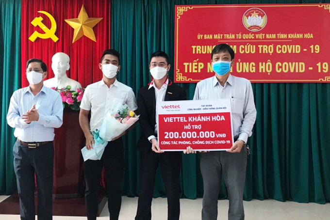 Đại diện Viettel Khánh Hòa trao hỗ trợ 200 triệu đồng cho Trung tâm Cứu trợ Covid-19 tỉnh.