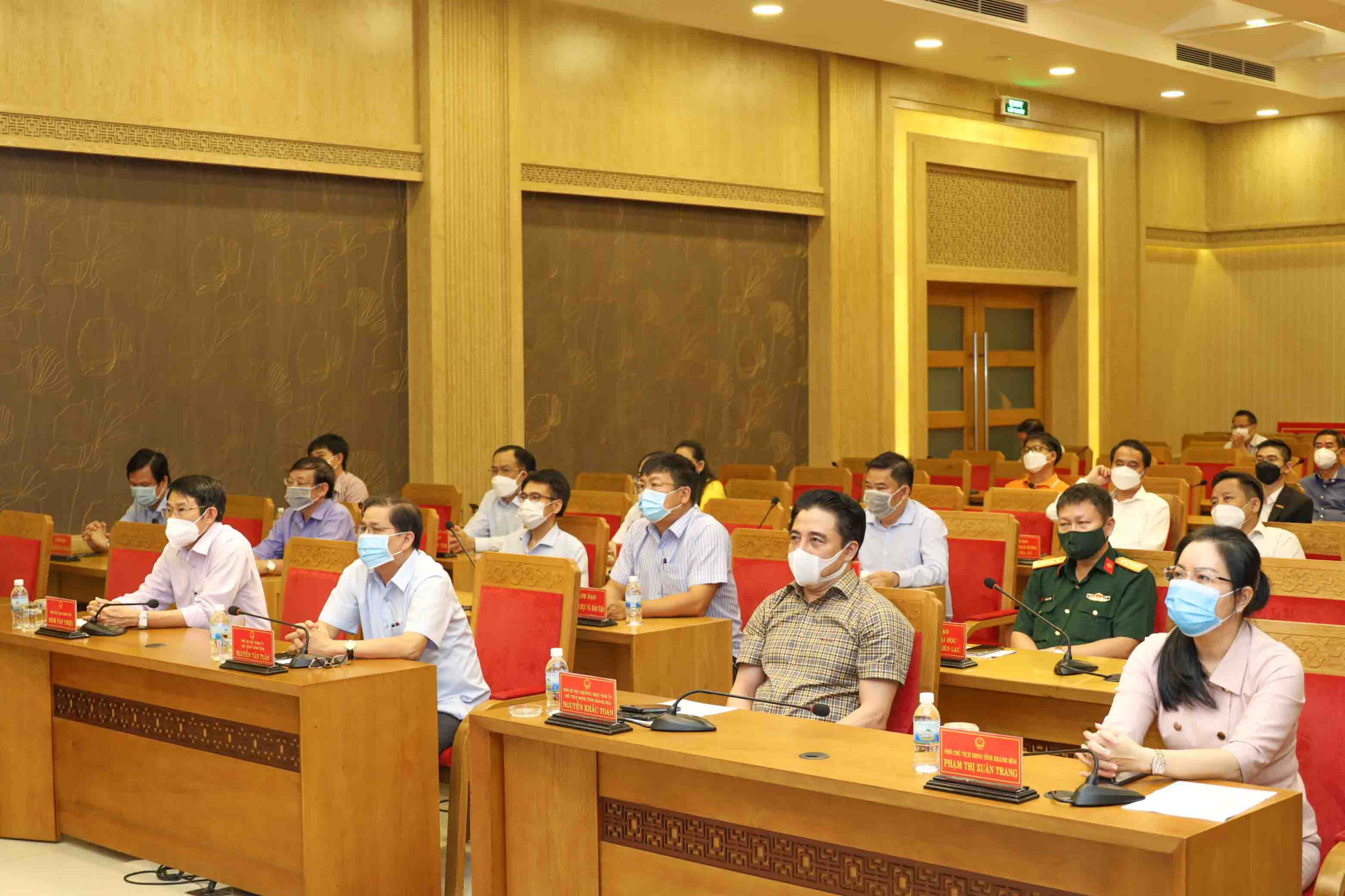 Các đại biểu dự lễ phát động trực tuyến chương trình Sóng và Máy tính cho em tại điểm cầu tỉnh Khánh Hòa. 