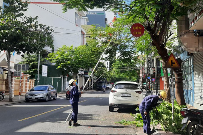 Công nhân rong tỉa cây xanh trên đường Tô Hiến Thành (TP. Nha Trang) sáng 13-9.