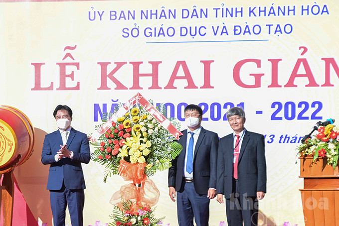 Ông Nguyễn Khắc Toàn - Phó Bí thư Thường trực Tỉnh ủy, Chủ tịch HĐND tỉnh tặng hoa ngành Giáo dục và Đào tạo nhân dịp năm học mới