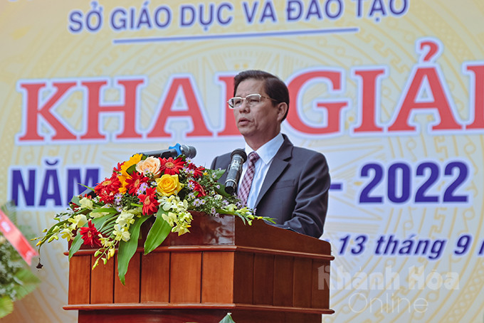 Ông Nguyễn Tấn Tuân phát biểu động viên, chúc mừng ngành GD-ĐT Khánh Hòa trong năm học mới