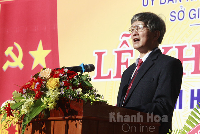 Ông Lê Đình Thuần - Phó Giám đốc Sở GD-ĐT đọc thư của Chủ tịch Nước gửi ngành GD-ĐT nhân dịp khai giảng năm học mới.