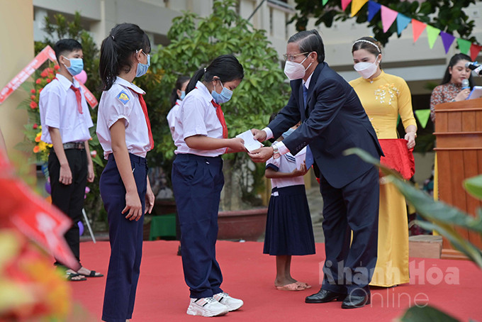 Ông Trần Ngọc Thanh 10 suất học bổng cho các học sinh có hoàn cảnh khó khăn, vượt khó học tốt của 3 cấp học.