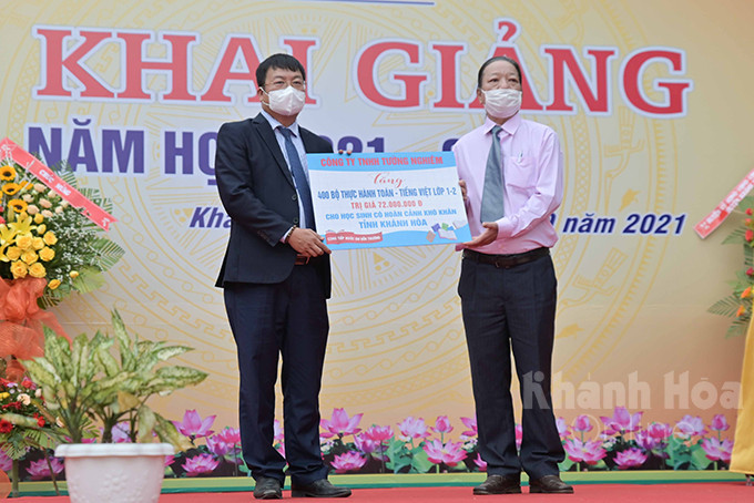 Công ty TNHH Tường Nghiêm tặng 400 bộ thực hành Toán – Tiếng Việt lớp 1-2 cho các em có hoàn cảnh khó khăn trên địa bàn tỉnh Khánh Hòa