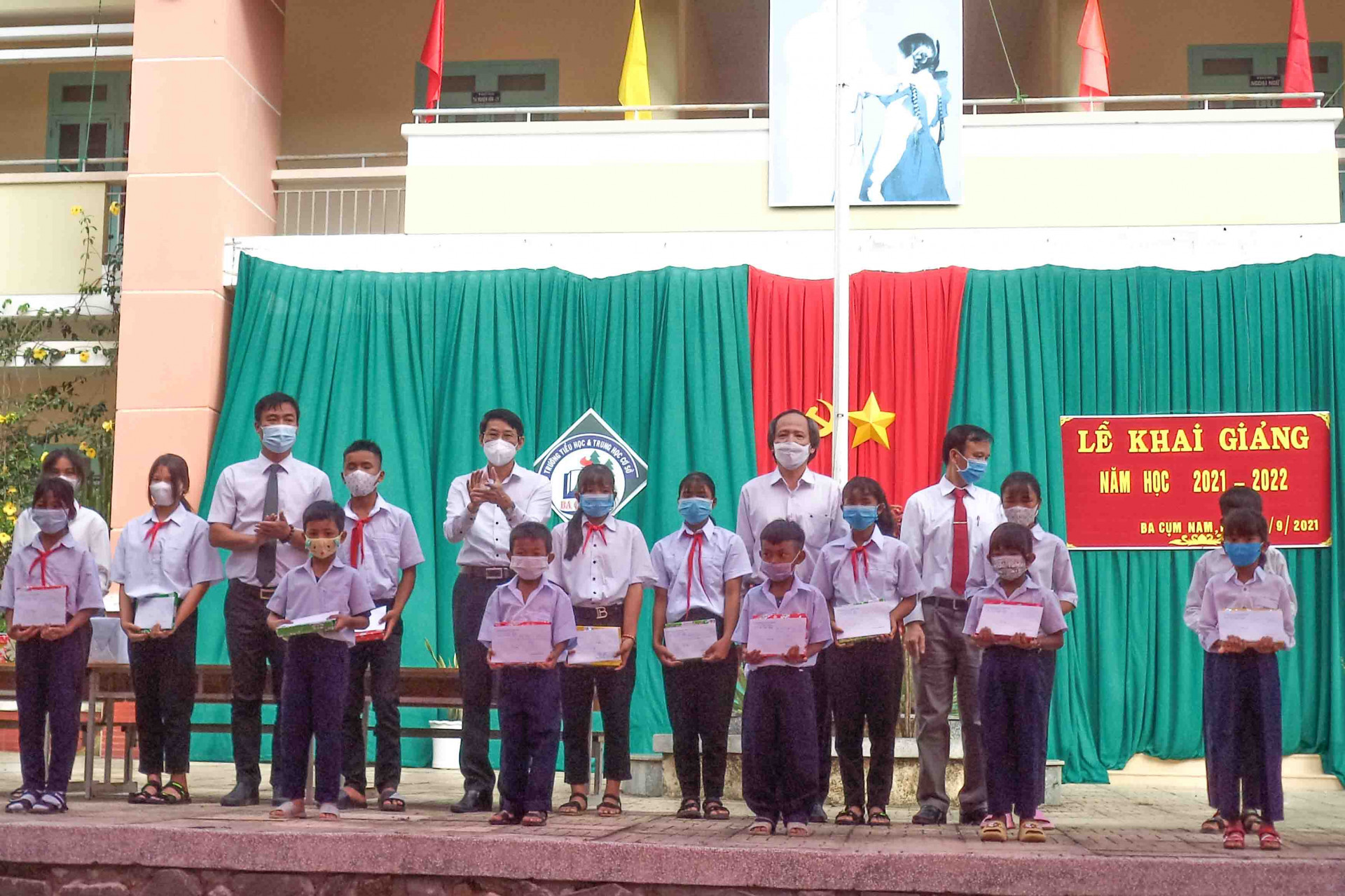 Ông Đinh Văn Thiệu tặng quà học sinh Trường Tiểu học - THCS xã Ba Cụm Nam. 