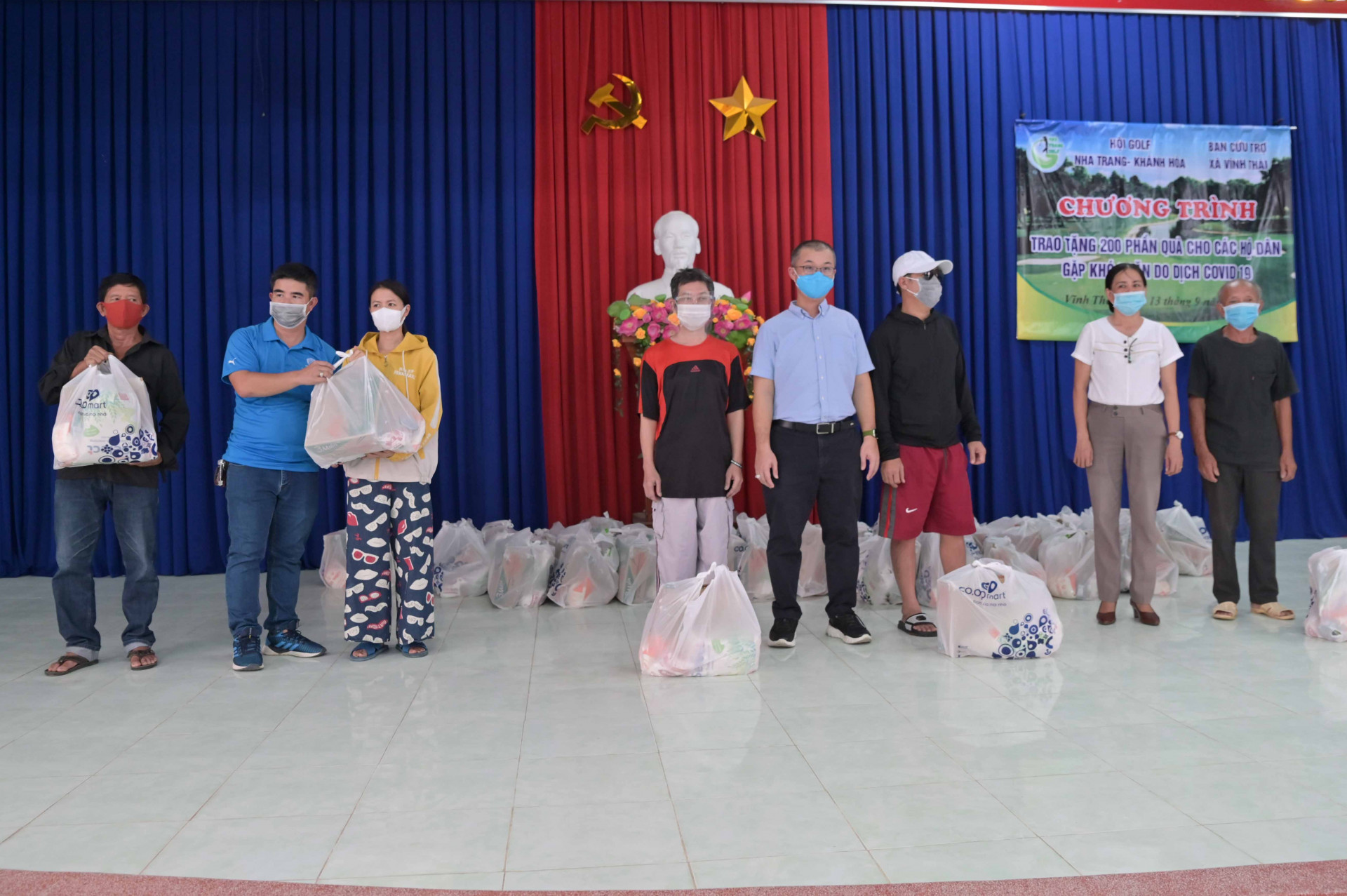 Hội Golf Nha Trang - Khánh Hoà trao quà hỗ trợ người dân khó khăn xã Vĩnh Thái