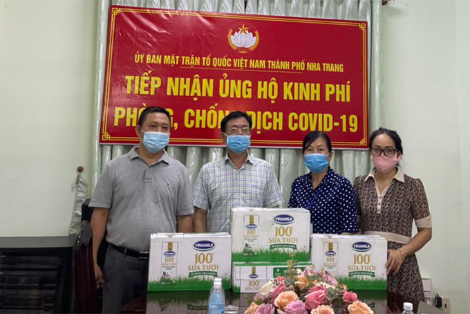 Đại diện công ty trao tặng sữa tươi cho UBMTTQ Việt Nam TP. Nha Trang.