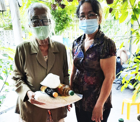 Chị Trần Thị Thanh Hương trao quà hỗ trợ cho người dân