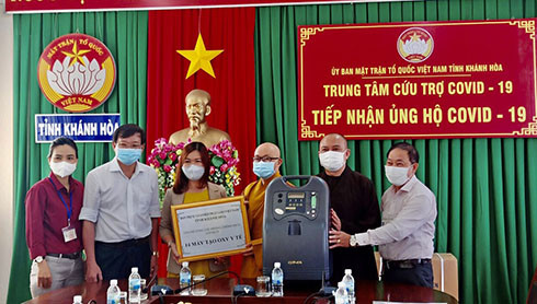 Đại diện Ban trị sự Giáo hội Phật giáo Việt Nam tỉnh trao hỗ trợ cho tỉnh.