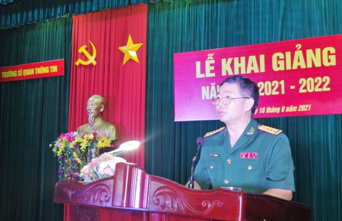 Đại tá, Tiến sĩ Lê Xuân Hùng - Hiệu trưởng nhà trường trình bày diễn văn khai giảng năm học mới.