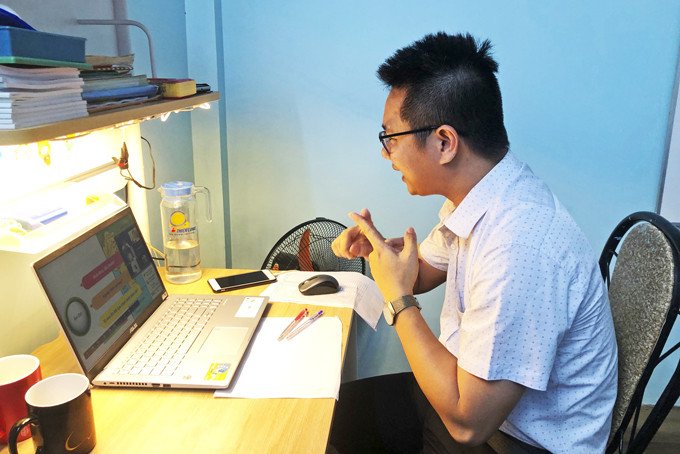 Thầy Phạm Trung Khiên trong giờ dạy trực tuyến môn Lịch sử.