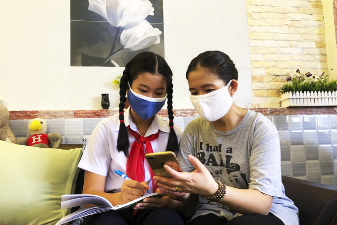 Phụ huynh học sinh Trường THCS Thái Nguyên hỗ trợ con đăng nhập  tài khoản học trực tuyến.