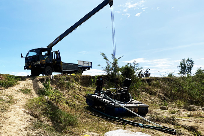 Lực lượng chức năng xã Bình Lộc thu giữ phương tiện khai thác khoáng sản trái phép.