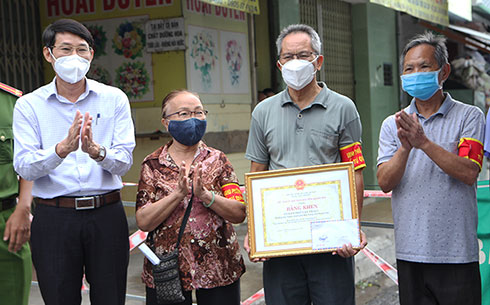 Ông Đinh Văn Thiệu trao bằng khen cho tổ 1 Vạn Thái, phường Vạn Thạnh.