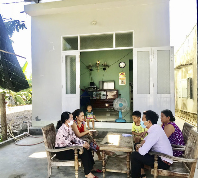 Cán bộ Mặt trận xã, thôn đến thăm, động viên gia đình một hộ dân ở xã Diên Đồng, huyện Diên Khánh cố gắng làm ăn nâng cao thu nhập.