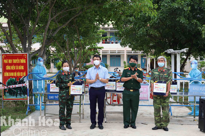 Lãnh đạo Sở Văn hóa và Thể thao, Bộ Chỉ huy Quân sự tỉnh Khánh Hòa gửi các phần quà cho đại diện Trung tâm huấn luyện, bồi dưỡng kiến thức Quốc phòng - An ninh để trao tới các em nhỏ.
