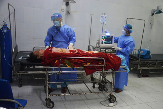 Các y, bác sĩ Bệnh xá đảo Song Tử Tây chăm sóc sức khỏe cho ngư dân Phan Đượm.