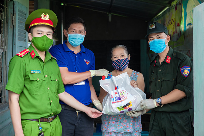Các đơn vị trao quà hỗ trợ người dân phường Phước Hải