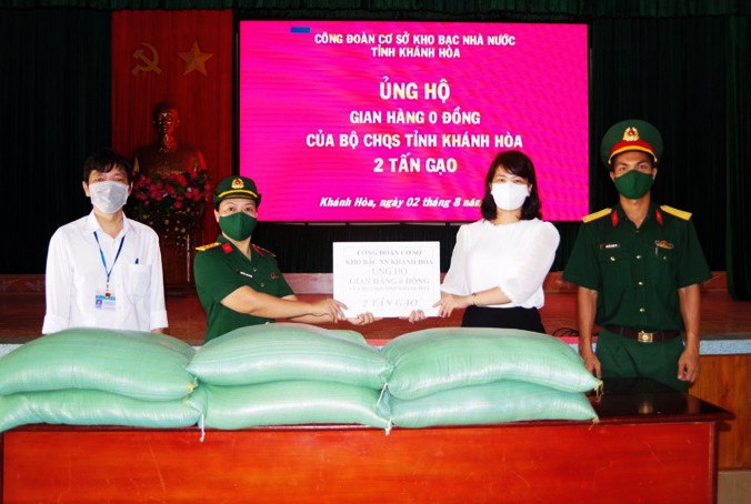Đại diện Công đoàn cơ sở Kho bạc Nhà nước Khánh Hòa trao tặng 2 tấn gạo ủng hộ  “Gian hàng 0 đồng” để giúp đỡ người có hoàn cảnh khó khăn.