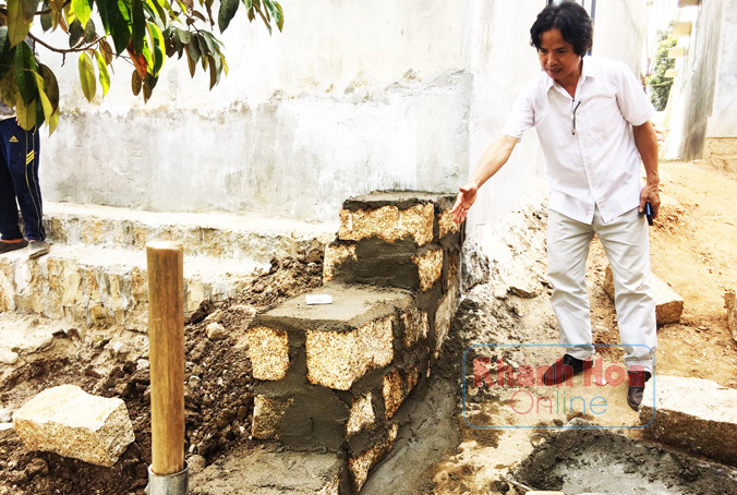 Lãnh đạo Hội Chữ thập đỏ tỉnh kiểm tra,  yêu  cầu   nhà  thầu   khắc  phục   chất  lượng móng nhà  ông Mấu Huyện  (xã Ba Cụm Bắc,  huyện  Khánh Sơn).
