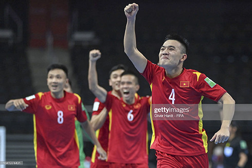 Các cầu thủ tuyển Futsal Việt Nam mừng thành tích lọt vào vòng 1/8 (nguồn: Getty)