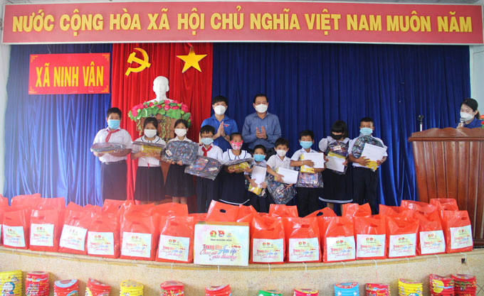 Ông Trần Mạnh Dũng và lãnh đạo Tỉnh đoàn trao học bổng và quà cho các em thiếu nhi xã Ninh Vân.