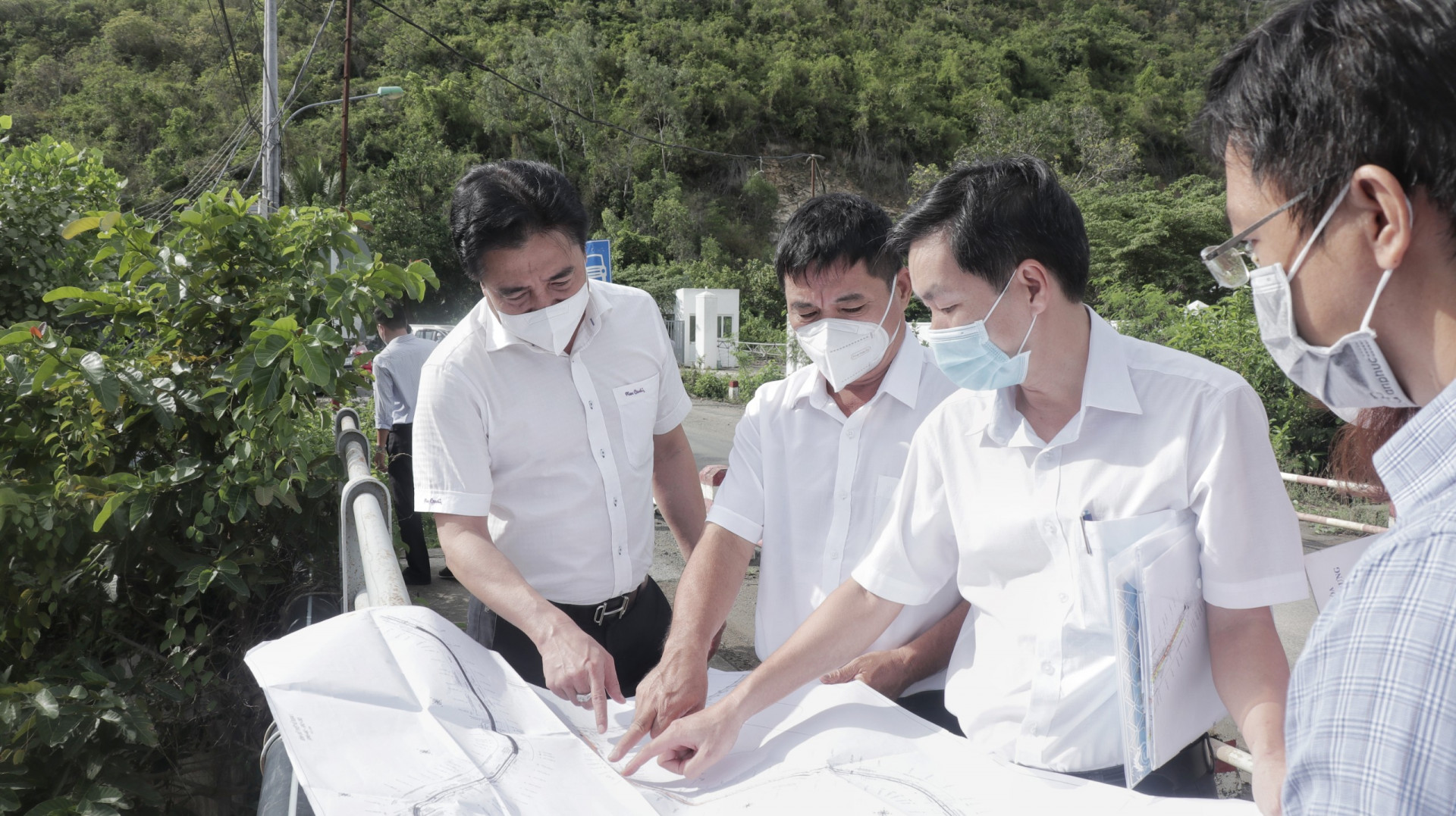 Ông Nguyễn Khắc Toàn (bìa trái) kiểm tra dự án Tỉnh lộ 3.