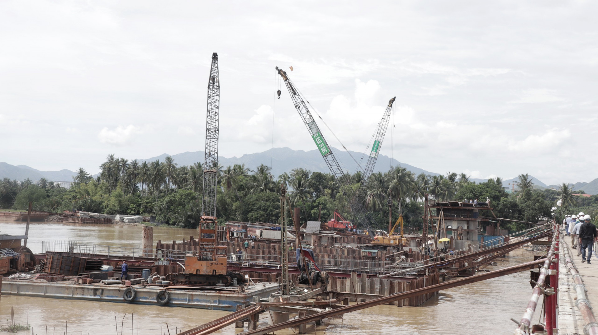 Thi công tại dự án đập ngăn mặn trên sông Cái Nha Trang.