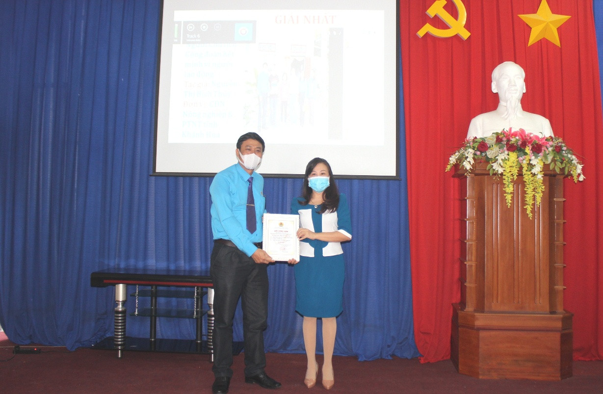 Ông Bùi Thanh Bình – Chủ tịch Liên đoàn Lao động tỉnh trao giải nhất chuyên môn cho tác giả Nguyễn Thị Bích Thủy.