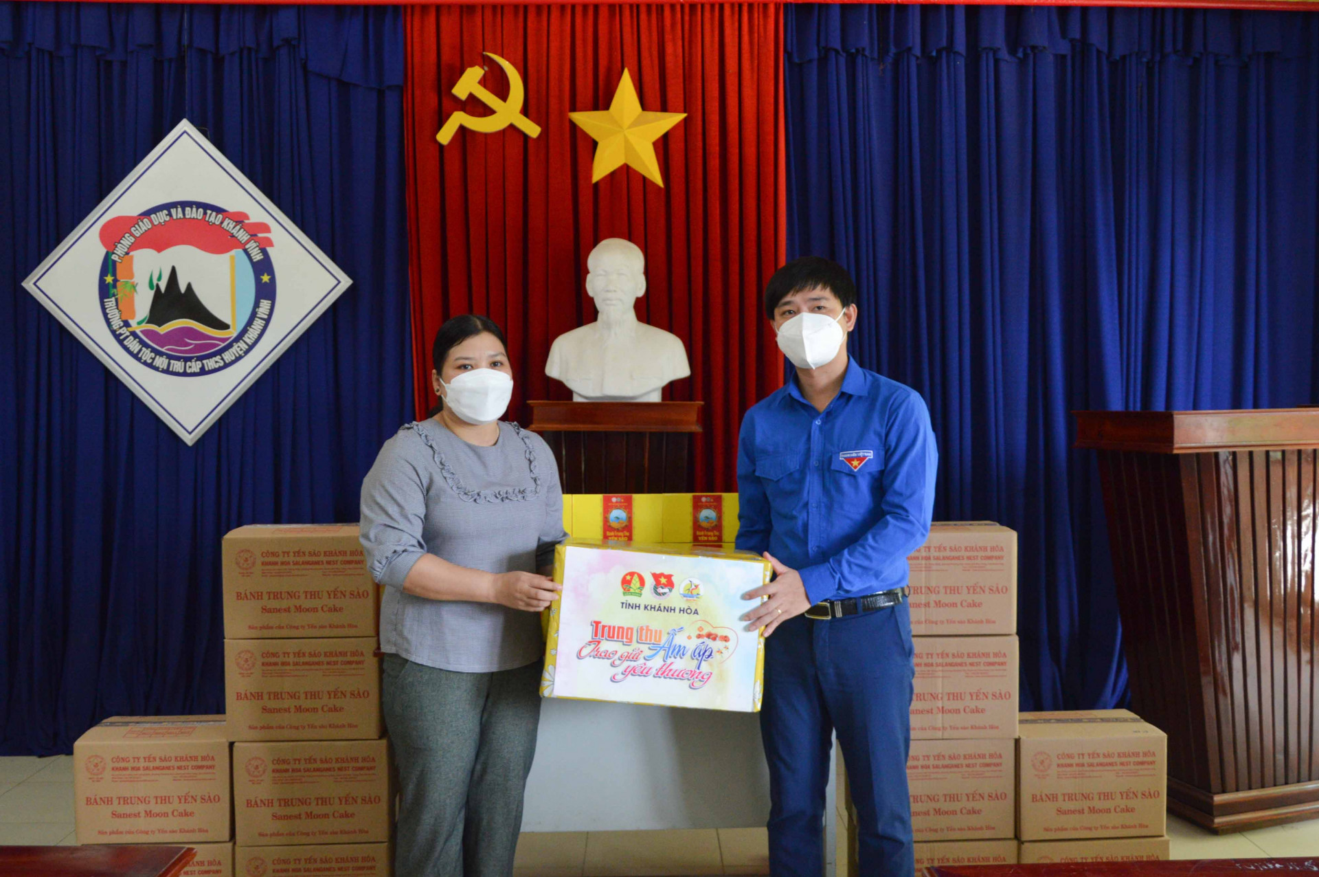 Bàn giao quà cho lãnh đạo Trường Phổ thông dân tộc nội trú bậc THCS huyện Khánh Vĩnh để trao cho các học sinh.