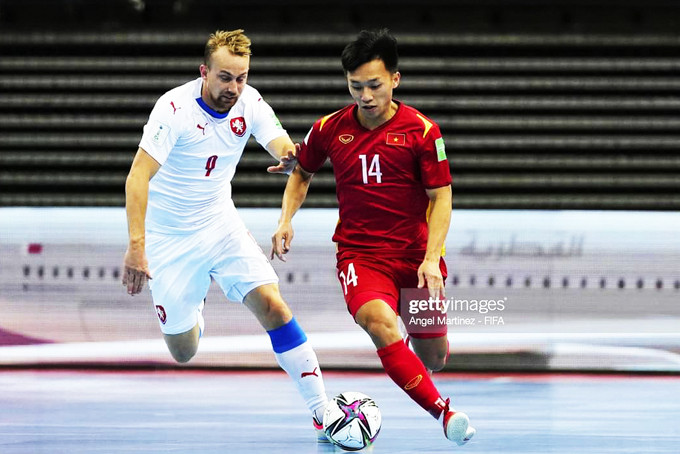Các cầu thủ tuyển futsal Việt Nam trong trận đấu với Cộng hòa Czech.  Nguồn: Gettyimages
