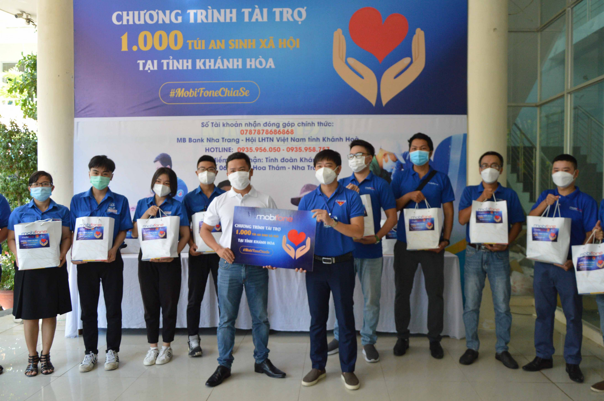 Lãnh đạo Tỉnh đoàn và MobiFone Khánh Hoà phát động chương trình trao tặng túi an sinh cho người dân