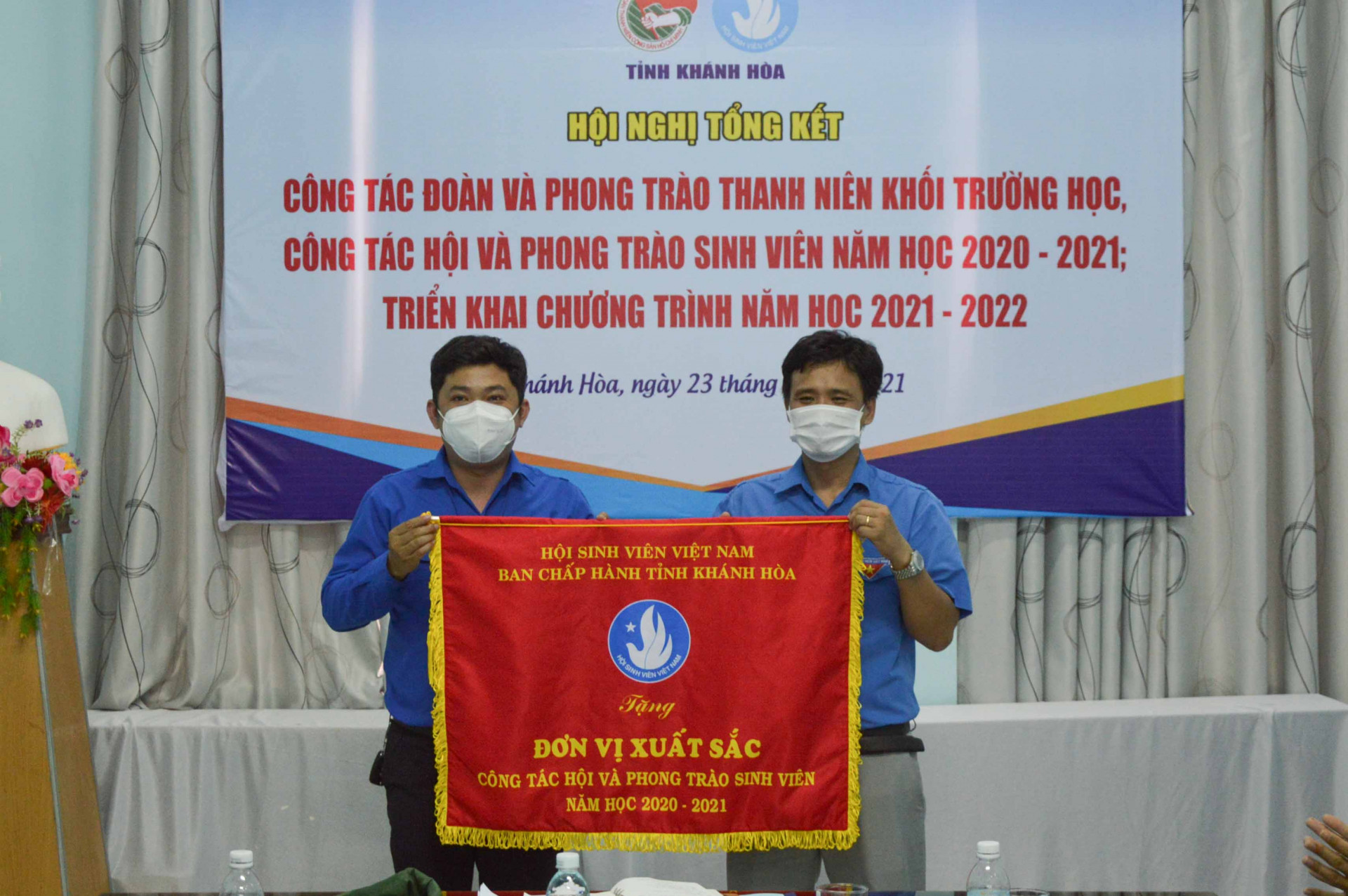 Tập thể đạt danh hiệu Đơn vị xuất sắc trong công tác Hội và phong trào sinh viên năm học 2020 - 2021 nhận cờ thi đua của Hội Sinh viên Việt Nam tỉnh