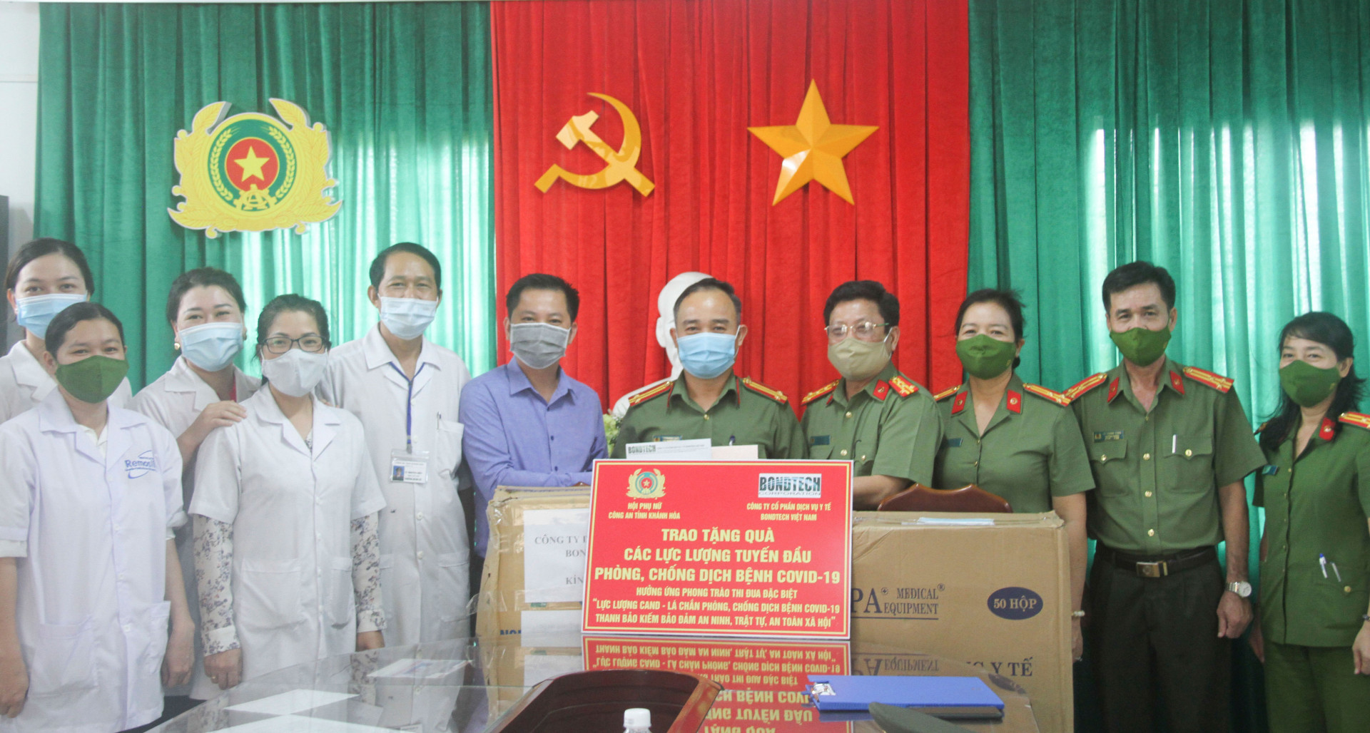 Đại tá Nguyễn Văn Ngàn cùng đại diện Hội Phụ nữ Công an tỉnh Khánh Hòa và Công ty Cổ phần Dịch vụ Y tế BondTech Việt Nam trao quà cho Bệnh xá Công an tỉnh.