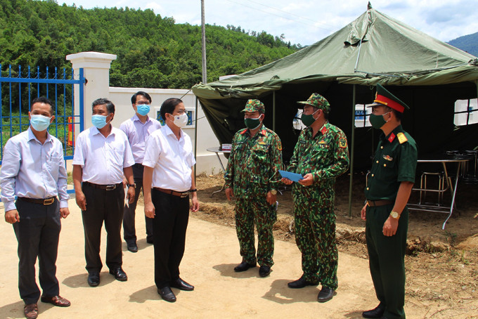 Ban Chỉ huy Quân sự huyện Khánh Sơn báo cáo lãnh đạo tỉnh việc thực hiện nhiệm vụ tại Cơ sở cách ly y tế tập trung phòng, chống dịch Covid-19 tại huyện Khánh Sơn.